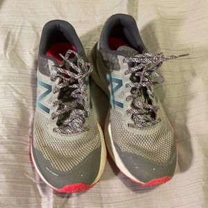Women’s 7.5 new balance shoes. Barely worn.